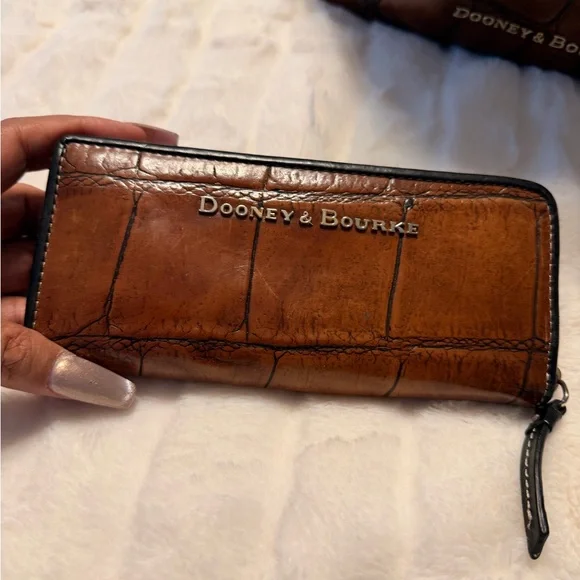 Dooney & Bourke Tan Croc-Embossed Shoulder Bag with wallet - Picture 6 of 7